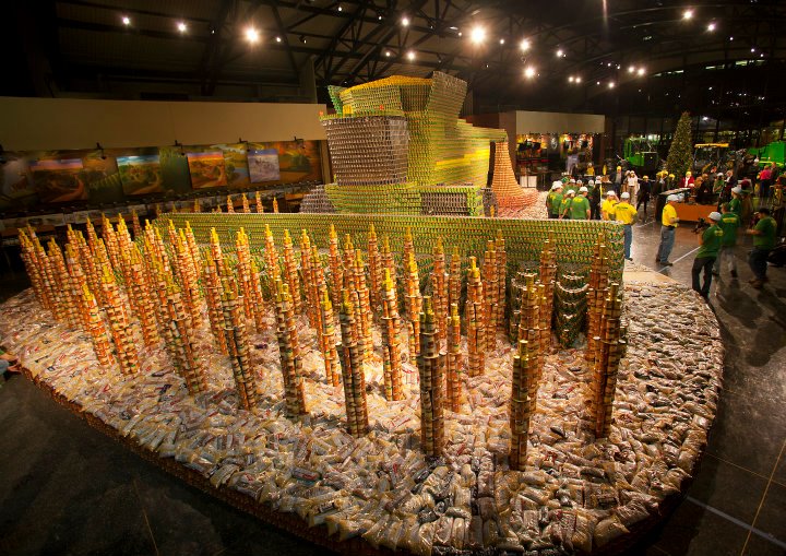 קומביין ושדה חיטה שעשויים מפחיות שימורים של מזון